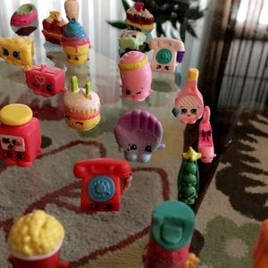 76 Shopkins and 1 big shopkin💕